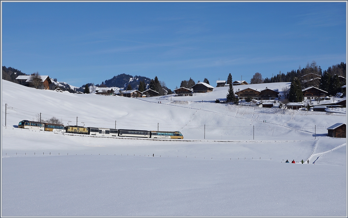 The IR 2118 GoldenPass MOB Panoramic from Montreux to Zweisimmen between Gruben and Schönried.
06.02.2019