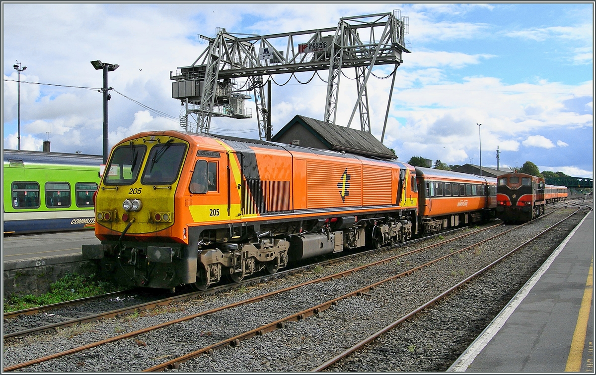 The IR CC 205 is arriving with an IC at the Station of Limerick / Luimneach.

04.10.2006 
