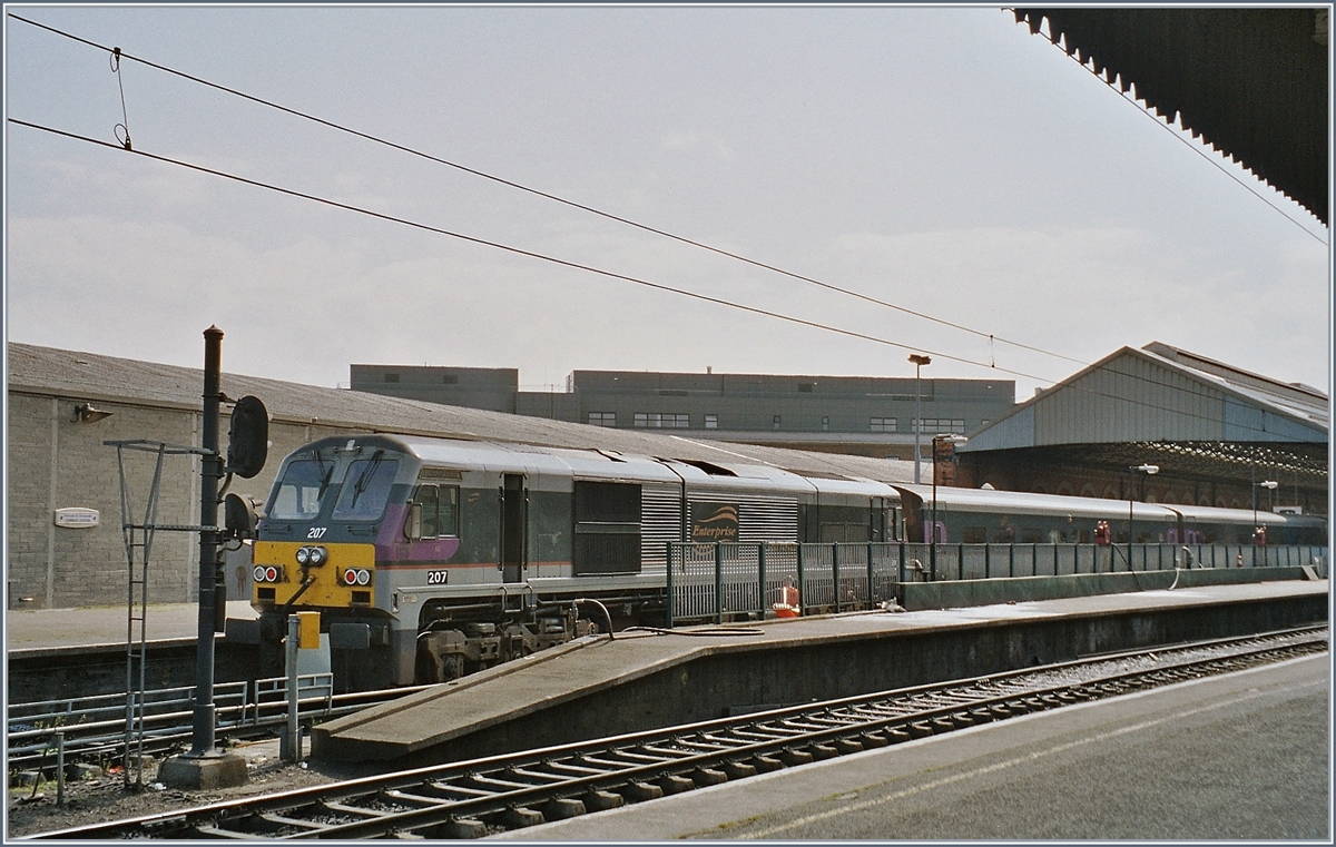 The IR CC 207 with an  Enterprise  Service to Belfast Central in Dublin Connoly.  

14.05.2004