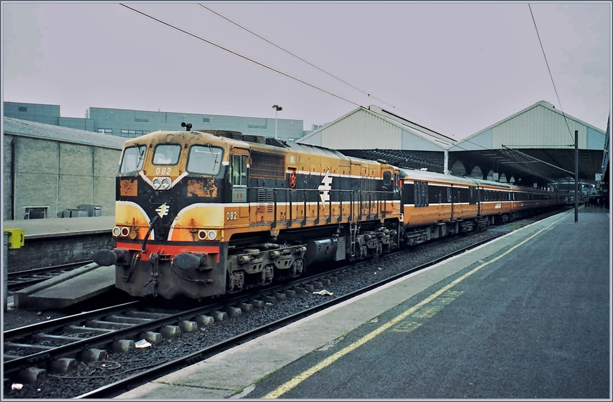 The Irish Rail CIE CC 082 wiht an IC to Sligo is waiting his departur in the Collonny Station fo Dublin.
Anaog Picture/ Summer 2001