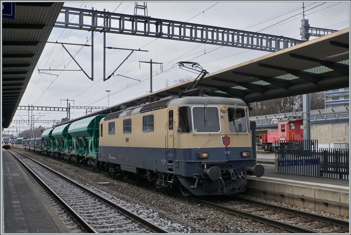 The IRSI/IGE  Rheingold  Re 4/4 II 11387 (Re 421 387-2) by the BAM MBC with his Cargo train Gland - Apples on plattform 4 in Morges.

04.03.2024