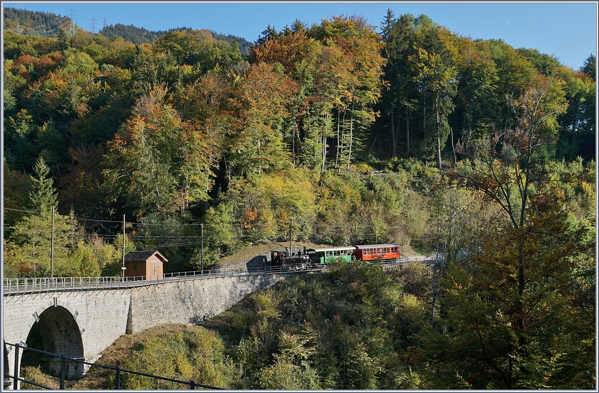 The JS/BAM G 3/32 &  with a little train by Vers chez Robert on the way to Blonay.
14.10.2018