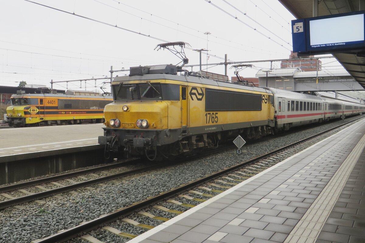 The last service of NS Class 1700 is the IC-Berlijn between Amsterdam and Bad Bentheim and since NS Reizigers plans to replace them with hired Vectrons, anyone, wishing to photograph these machines are advised to deplaoy their cameras now. Op 19 February 2023 NS 1765 calls at Amersfoort on track-6 instead of track-7, enabling this photo. 