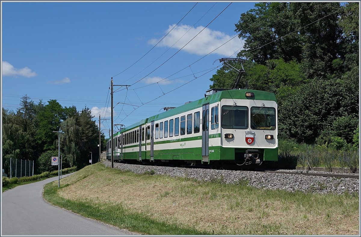 The LEB Be 4/8 35 and RBe 4/8 49 by Jouxtens-Mézery on the way to Lausanne-Flon.

22.06.2020