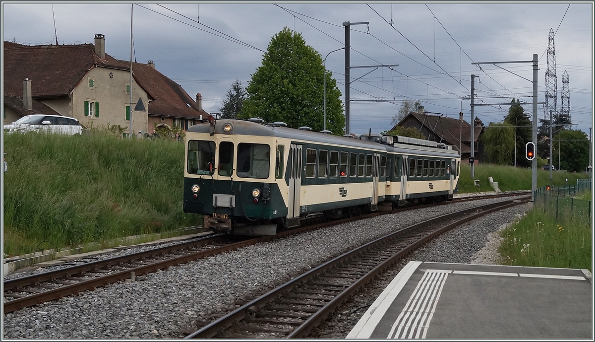 The LEB fast trein 51 from Lausanne to Echallens is arriving at Romanel sur Lausannes.
25.04.2014