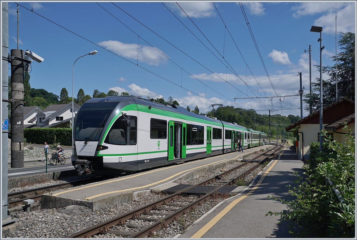 The LEB RBe 4/8 49 and a Be 4/8 by his stop in Jouxtens-Mézery. 

22.06.2020