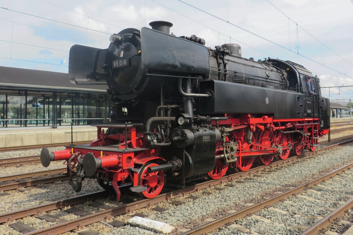 The legend continues! AFter having been assigned to the DB loco shed at Darmstadt in the 1950s, the last of eightteen tank engines of Class 65 (DB, not the much more numerous Class 65.10 of the DR) spent a brief spell at the Deutsches Dampflokmuseum after being decommissioned in 1977 before the Rotterdam based SSN bought 65 018 in 1981. Since the SSN has no tracks of her own, deploymend of 65 018 on main line rides always was a bit of a problem due to the rather limited water supply she could carry with her. Mostle deployed on rather short hops or shuttle trains Gouda<=>Rotterdam during the SSN's Open days, she was a natural guest to the VSM during their Terug naar Toen Festival for years. When SN had to decide to shrink their fleet (mainly due to the thread of redevelopment of their area), transferri8ng 65 018 to the VSM was an obvious choice -much to the delight of VSM and many a steam train fan, since the VSM's tracks between Dieren and Apeldoorn are a natural habitat for 65 018 -the only member of het Class that remains. Here 65 018 runs round at Apeldoorn after having hauled one of the annual steam trains on 4 September 2022.