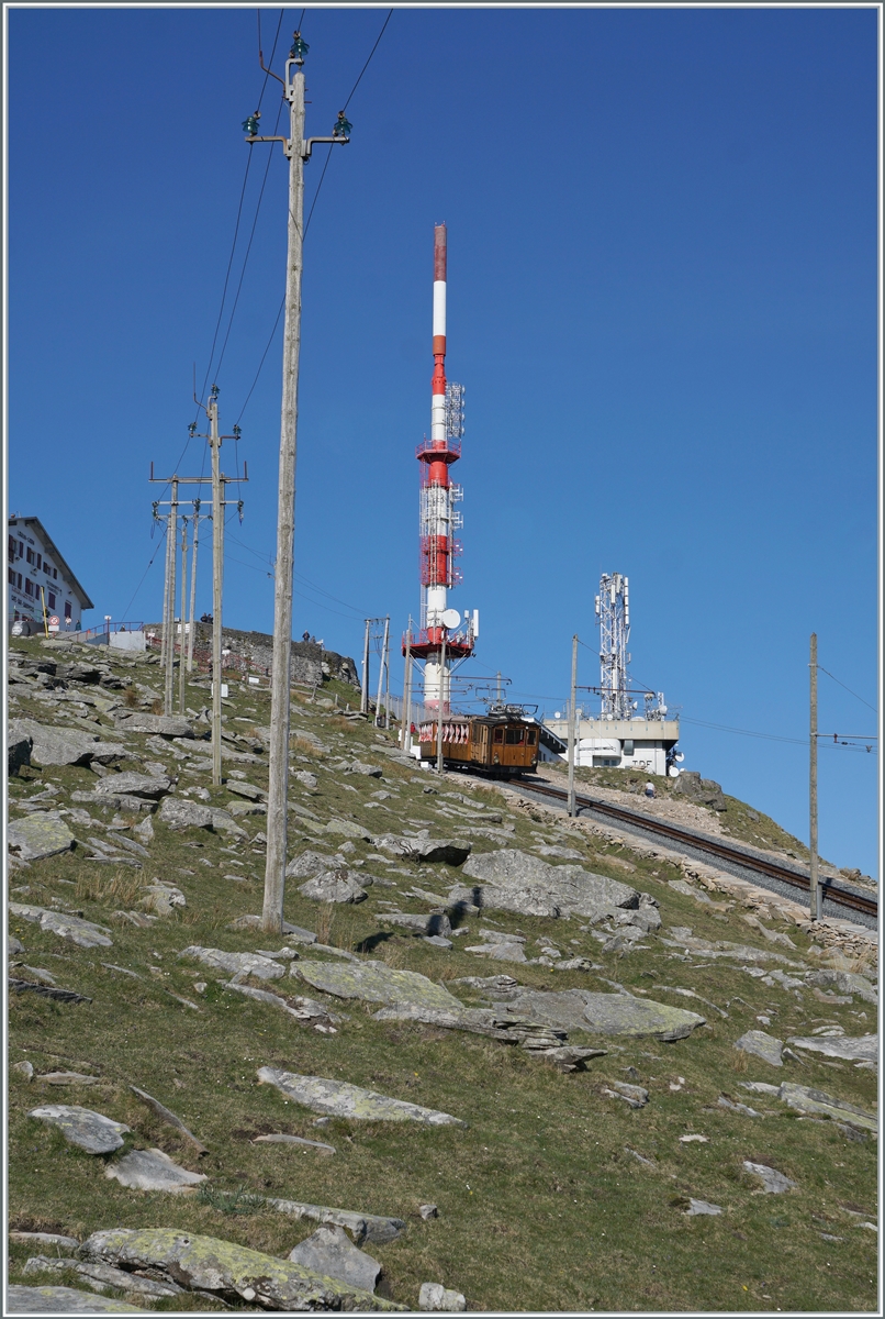 The little train of the Chemin de Fer de la Rhune with the He 2/2 in the magnificent landscape of La Rhune. The peak is not very high (905 meters above sea level), but it is detached and therefore offers fantastic views. The mountain ridge also forms the border with Spain.

April 12, 2024