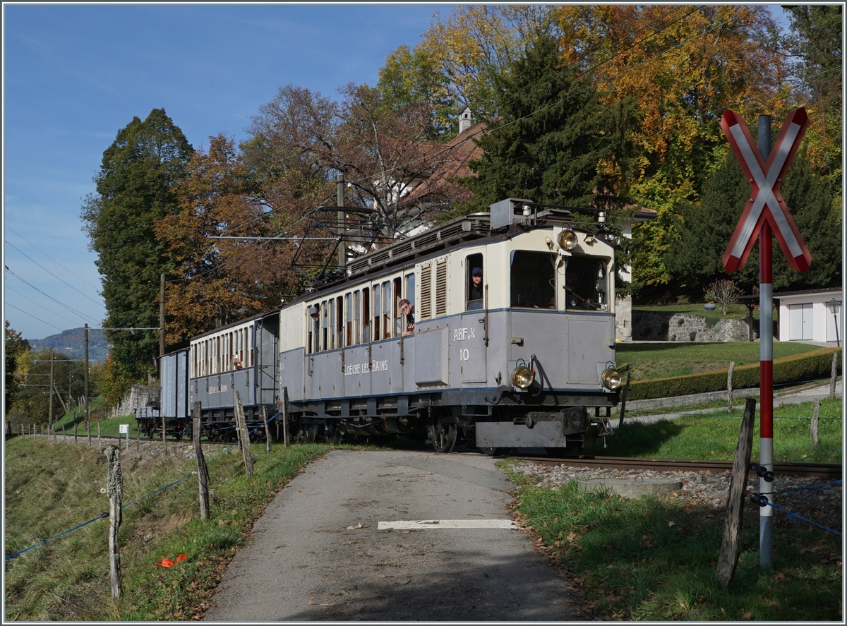 The LLB ABFe 2/4 N° 10 by the Blonay Chamby Railway is by Chaulin on the way to Chamby. 

30.10.2022