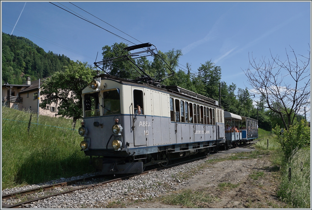The LLE (Leuk - Leukerbad Bahn) ABFe 2/4 N° 10 by Cornaux on the way to Blonay. 

21.05.2022