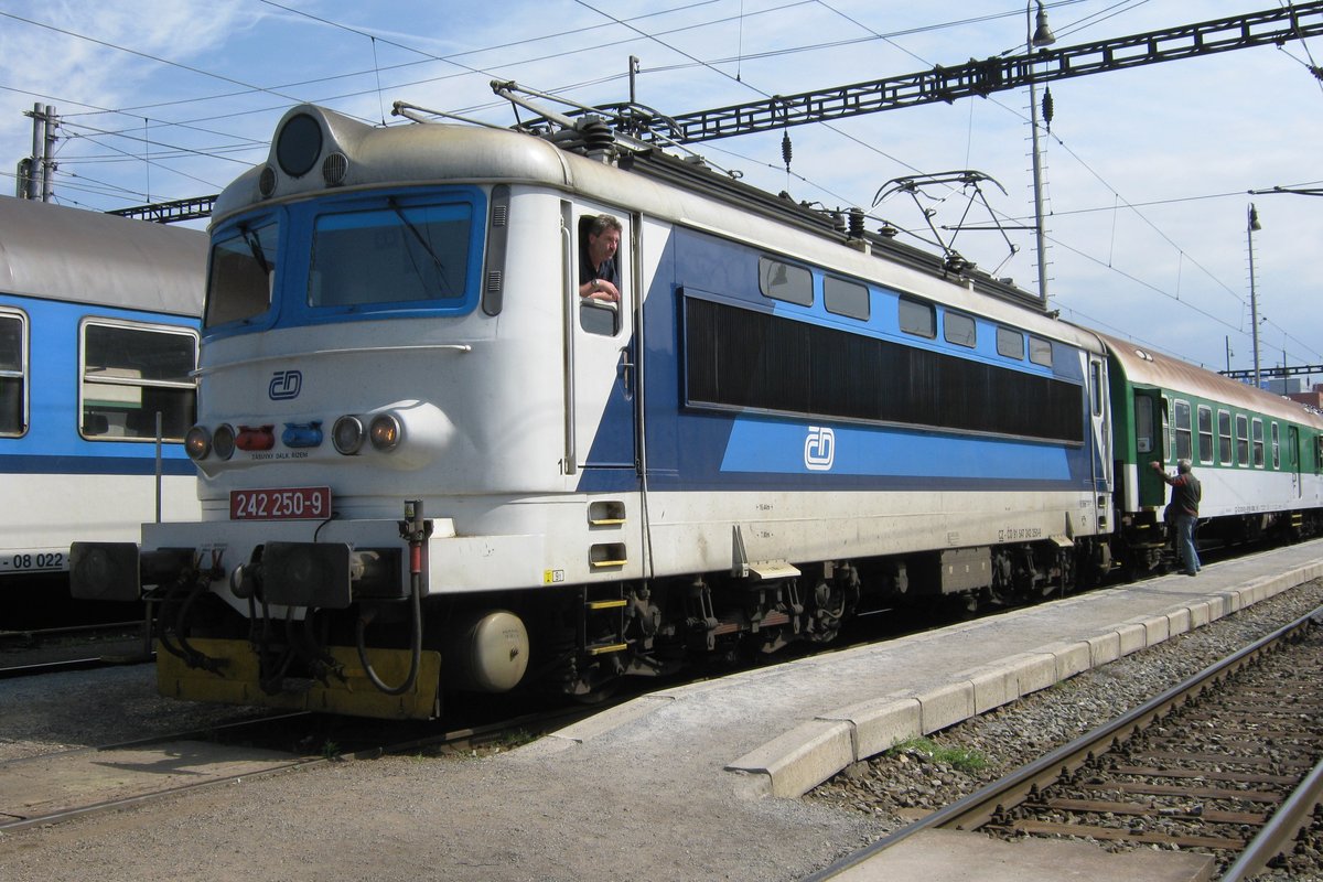 The loco driver of 242 250 chats with a collegue at Plzen hl.n. on 15 June 2012.