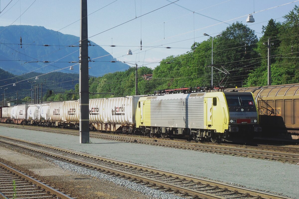 The loco driver of Lokomotion 189 909 comes from Switzerland and everybody is entitled to know as is evident at Kufstein on 2 July 2013.  