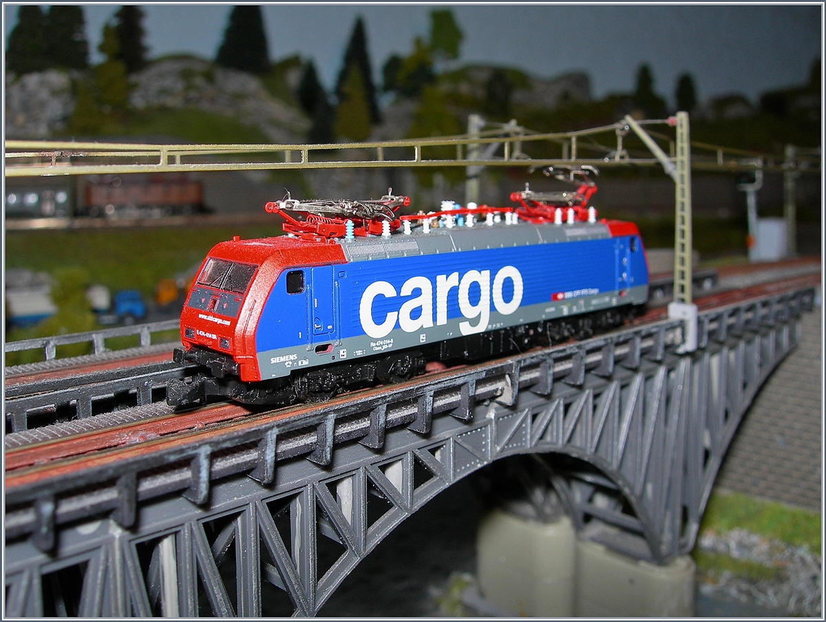 The Märklin mini club SBB Re 474 014-8 on the  Musel  Bridge.

01.12.2017