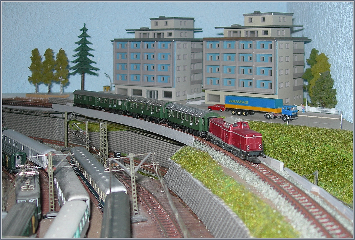 The Märklin mini club V 100 2027 with local service on the new bridge over th main line.


28.01.2020 