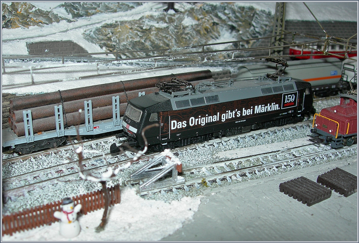 The Märklin Z Gauge 120 159-9 in the snowlandscape.
24.11.2018