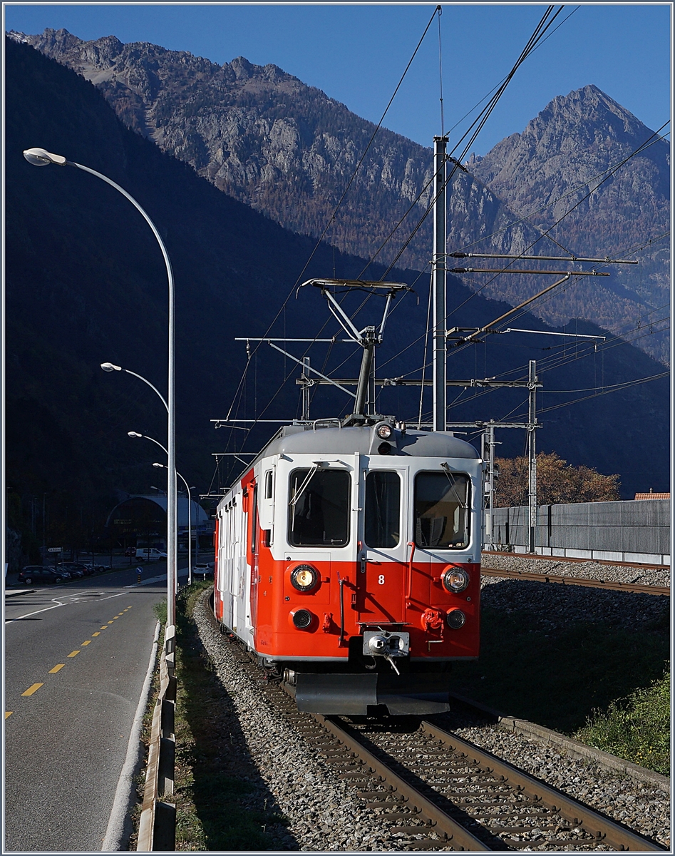 The MC BDeh 4/4 N° 8 between Vernayz MC and Martigny by the old stop La Bâtiaz. 
18.11.2018