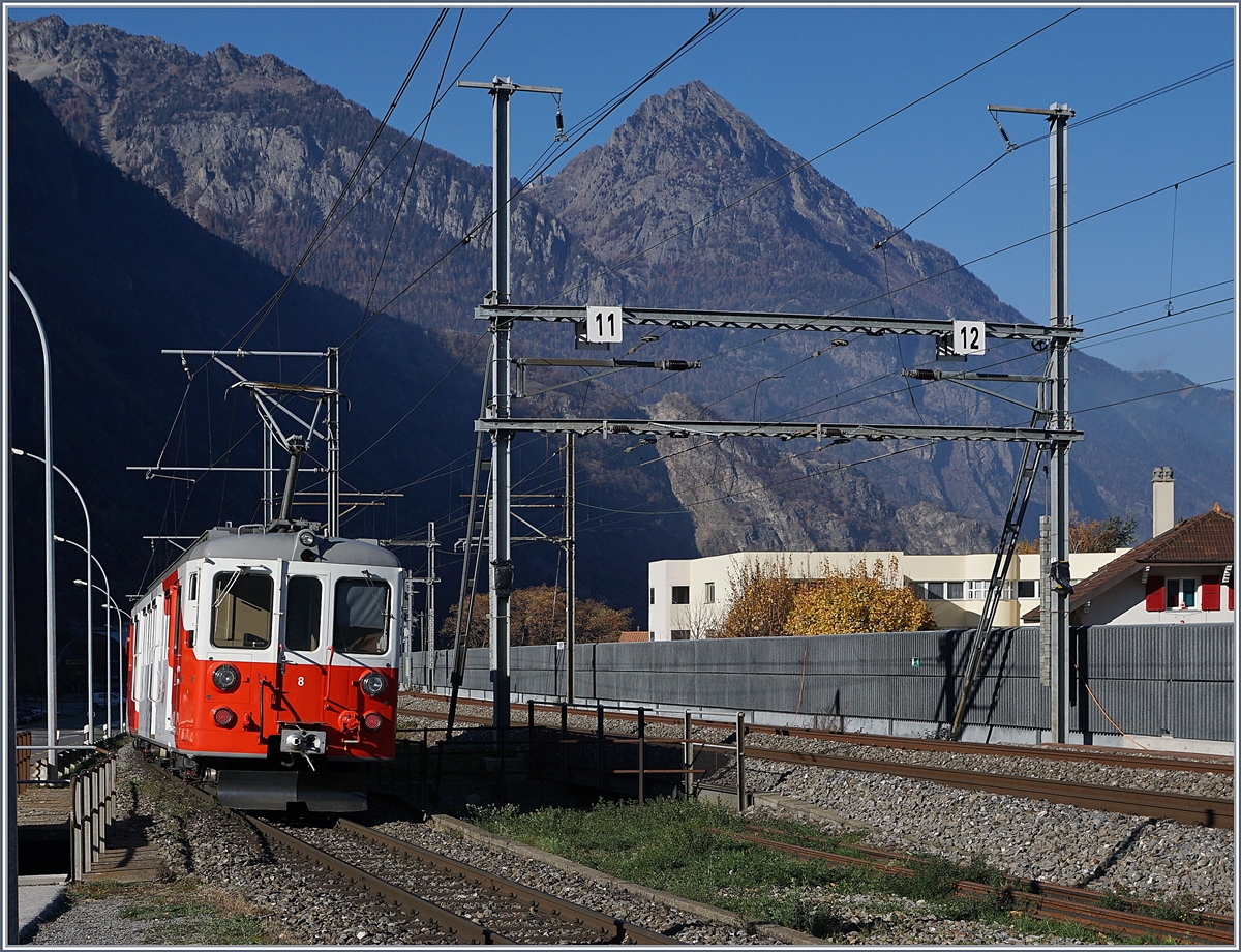 The MC BDeh 4/4 N° 8 on the way to Vernayaz MC by La Bâtiaz.
18.11.2018