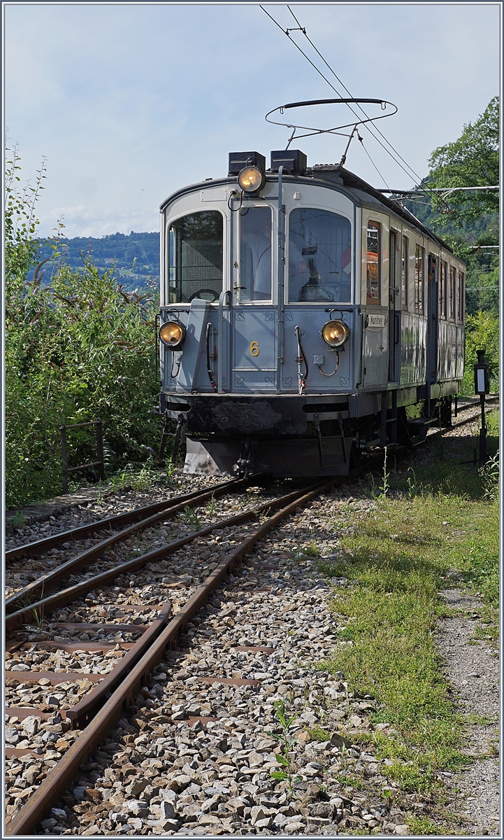 The MCM BCFeh 4/4 N° 6 from Chaulin Musée is arriving at Chamby.

25.07.2020