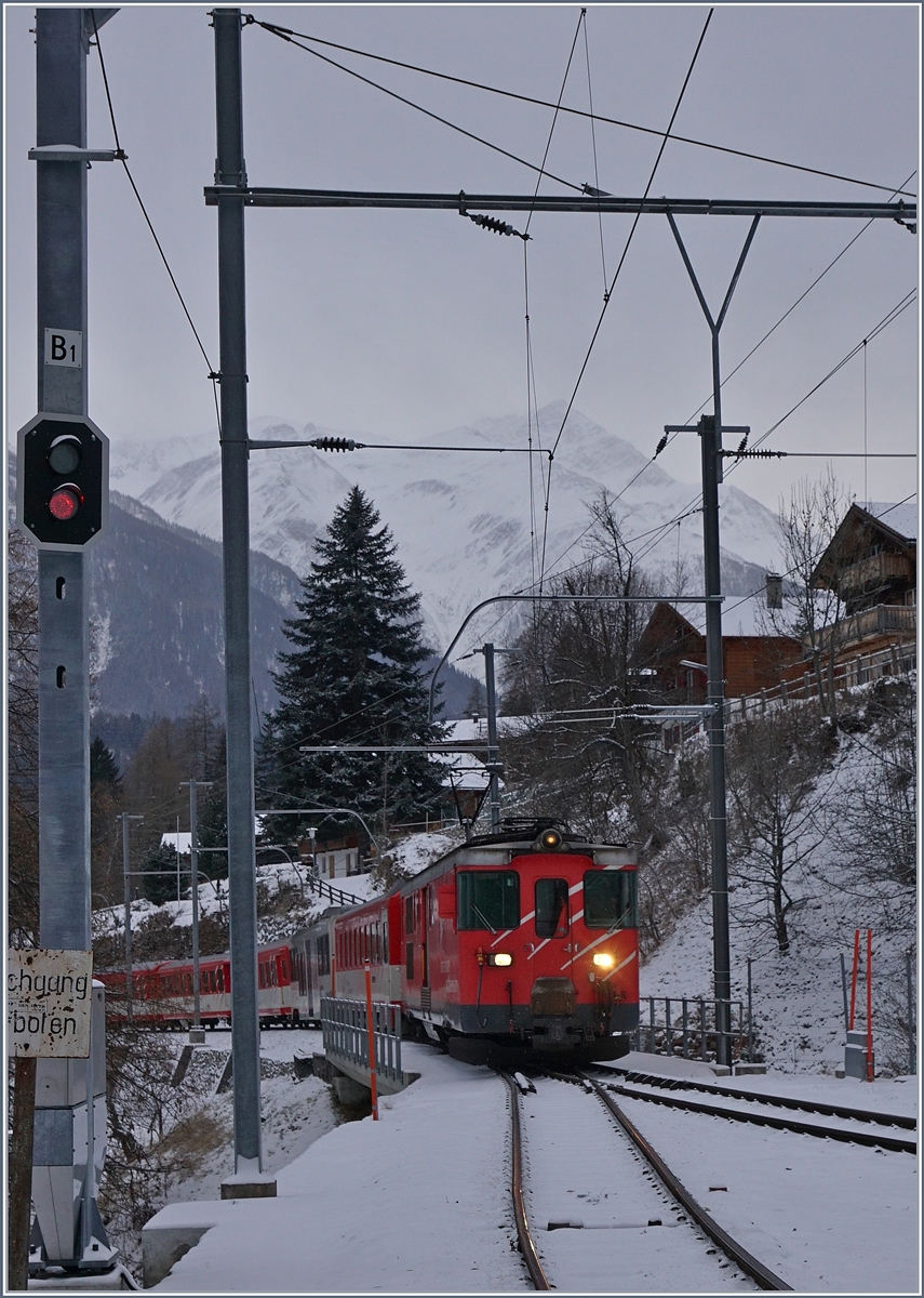 The MGB De 4/4 55 is arriving at Fiesch.
05.01.2017