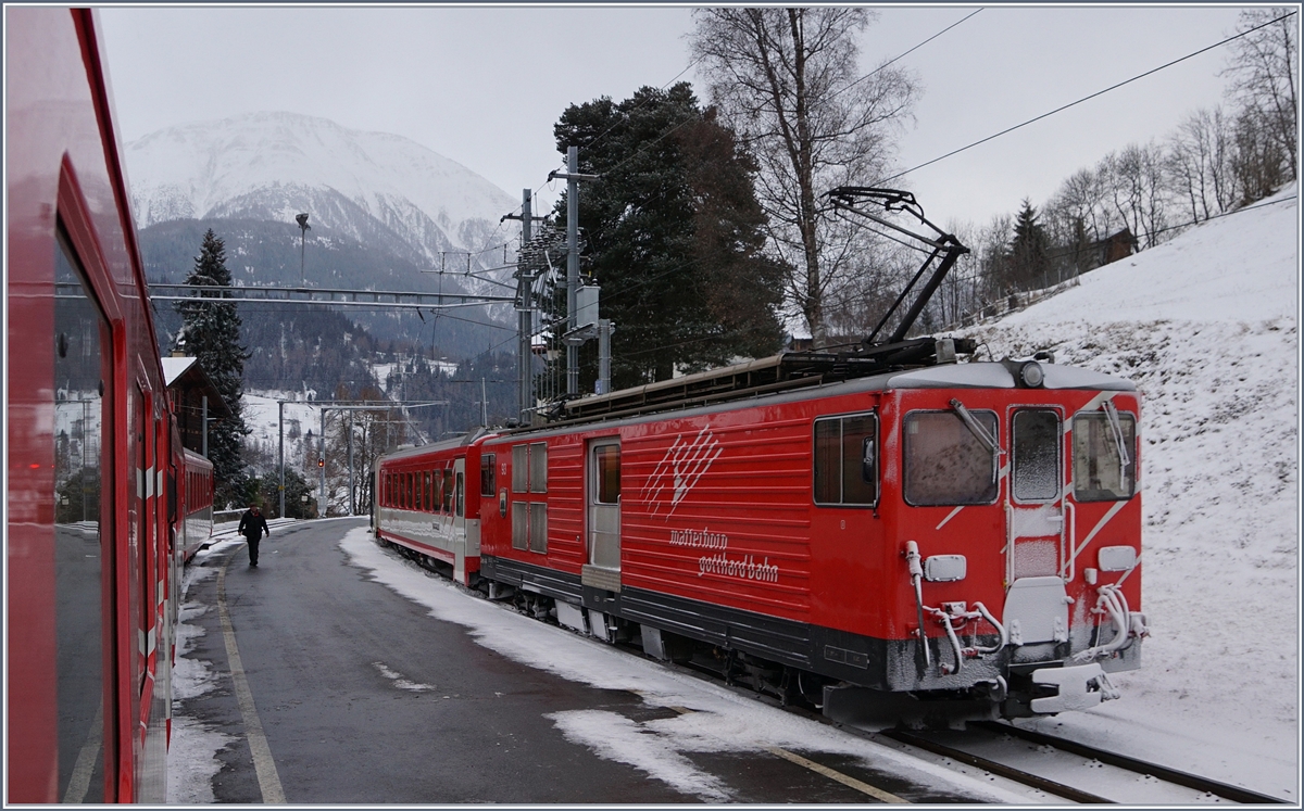 The MGB De 4/4 93 with a loacl train to Visp by his stop in Fiesch.
05.01.2017