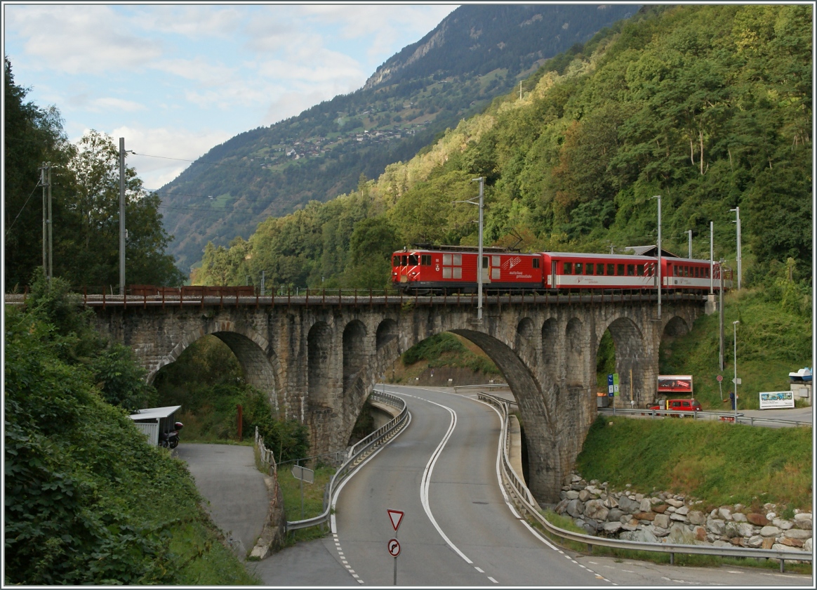 The MGB local Train 530 over the Rohne Bridge by Betten Talstation.
10.09.2013