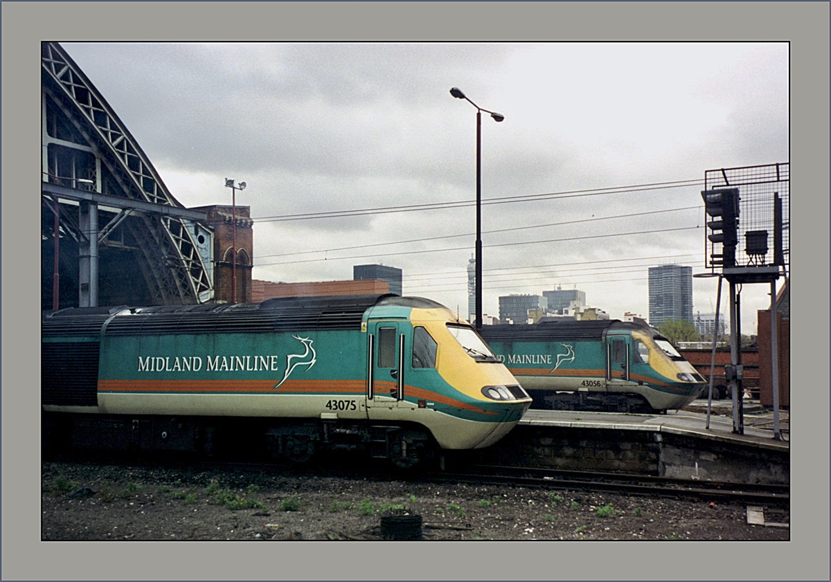 The Midland Mainline HST 125 Class 43 power cars 43075 and 43056 in London St Panacras on the novembre 2000; today run Eurostars to the Continent from this place.
(1200 px Version) 
