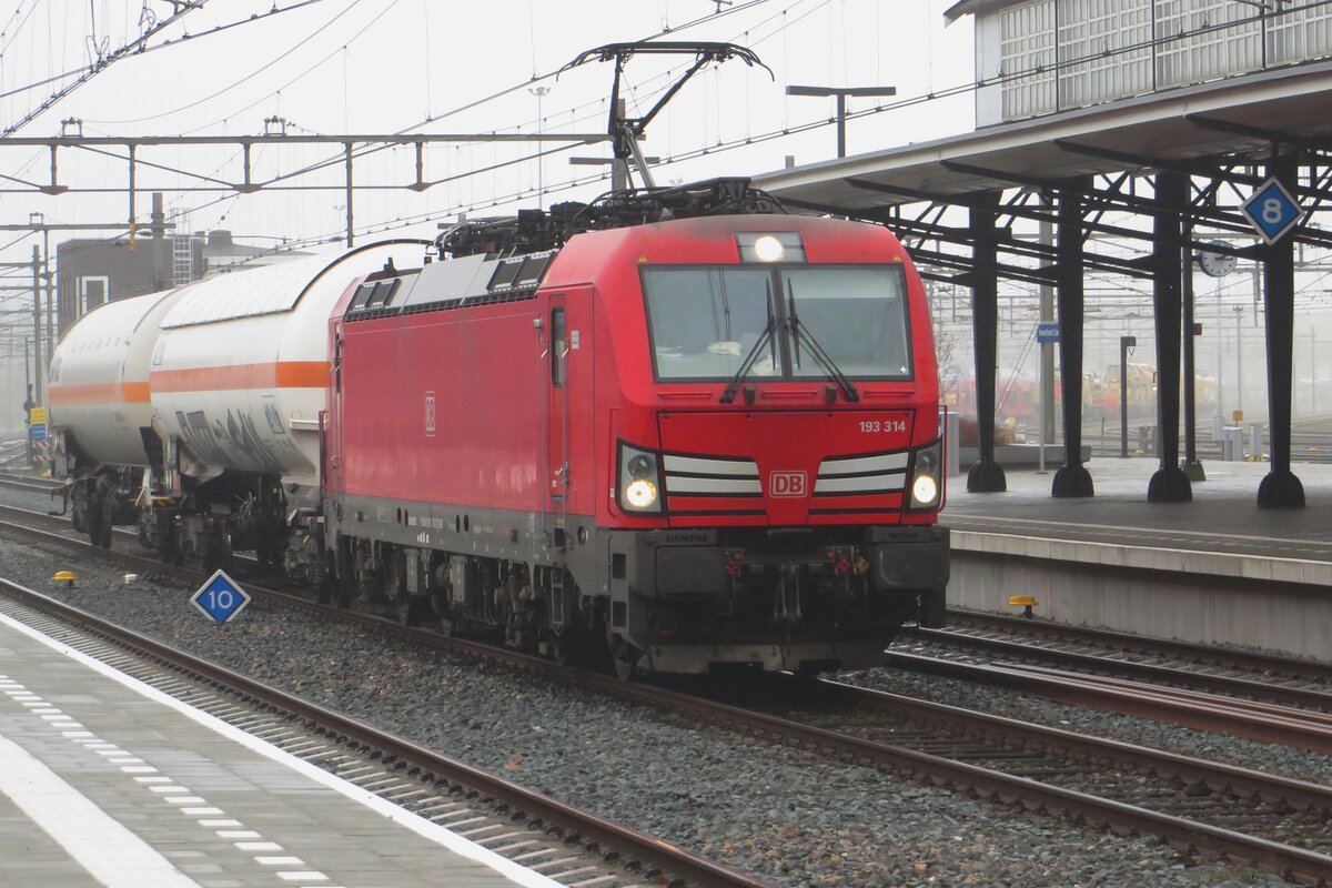 The mixed freight Unit Cargo Onnen varies a bit in composition and on 21 february 2023 the consist was limited to two tank wagons when passing through Amersfoort that day.