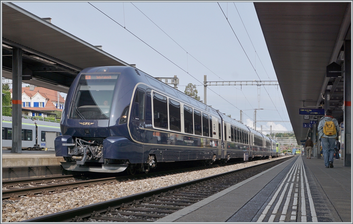 The MOB / BLS GoldenPass Express GPX 4064 on the way from Montreux to Interlaken Ost by his stop in Spiez. 

24.08.2023