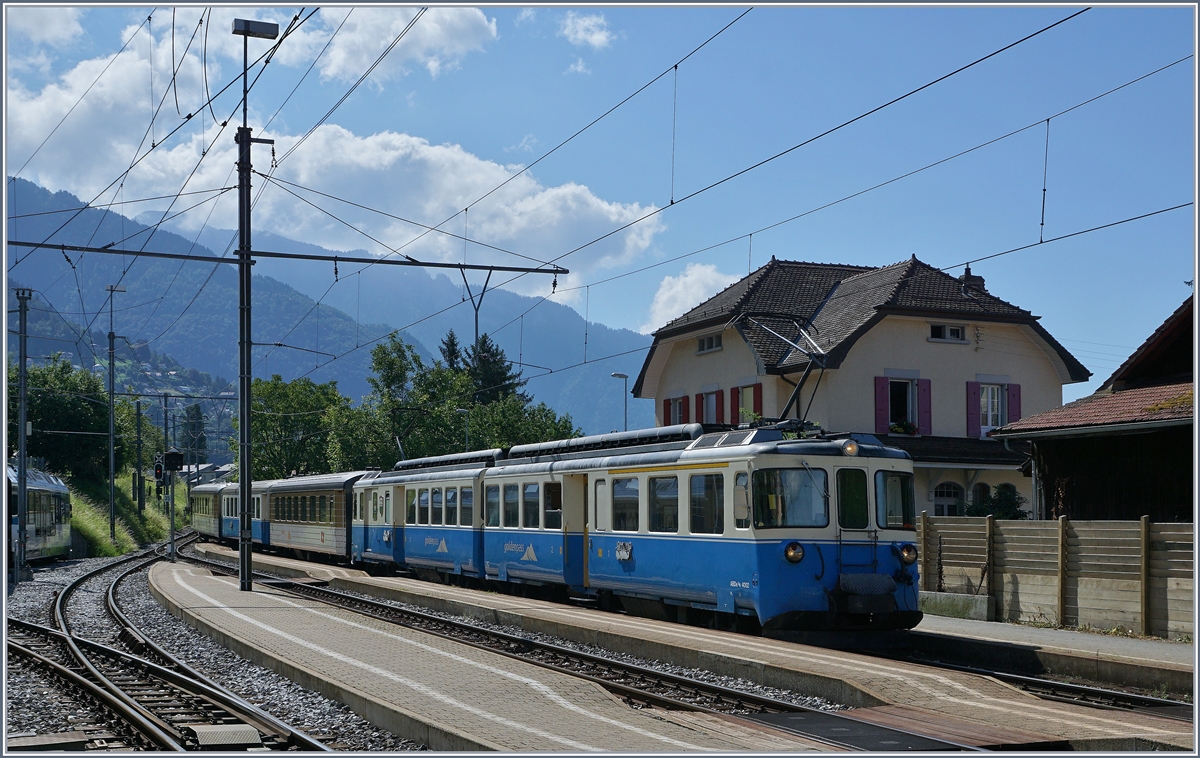 The MOB ABDe 8/8 4002  VAUD  with a local train to Montreux in Chernex.
11.08.2016