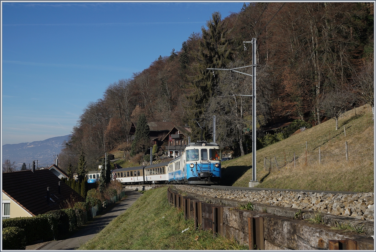 The MOB ABDe 8/8 4002 Vaud with the local train 2224 from Montreux to Zweisimmen near Chernex.
08.12.2016