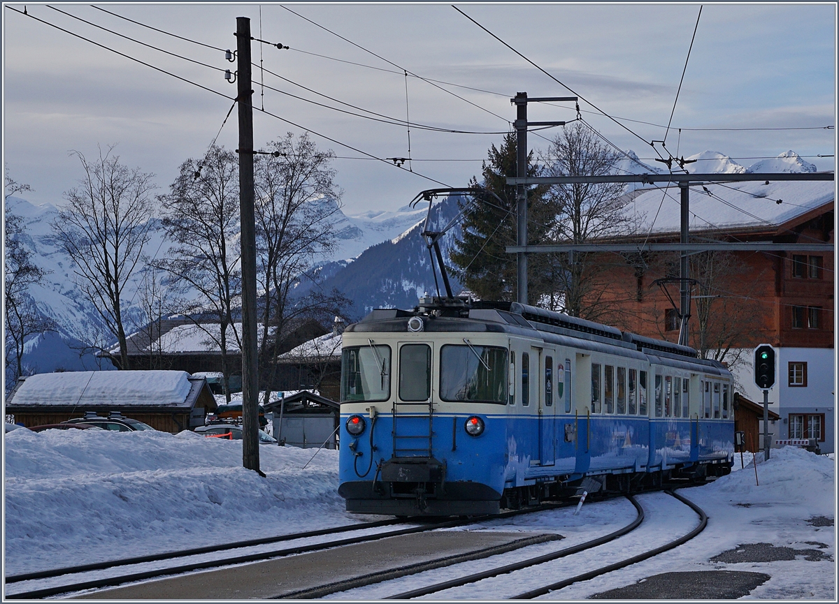 The MOB ABDe 8/8 4002  VAUD  is leaving Schönried on the way to Gstaad.
10.01.2018