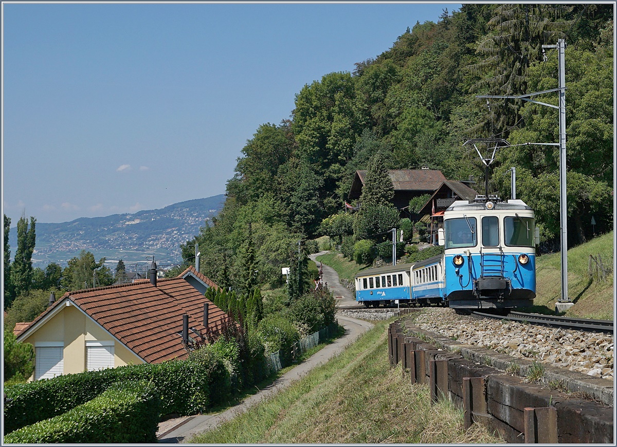 The MOB ABDe 8/8 4002 VAUD wiht his local train to Zweisimmen near Chernex.
21.08.2018