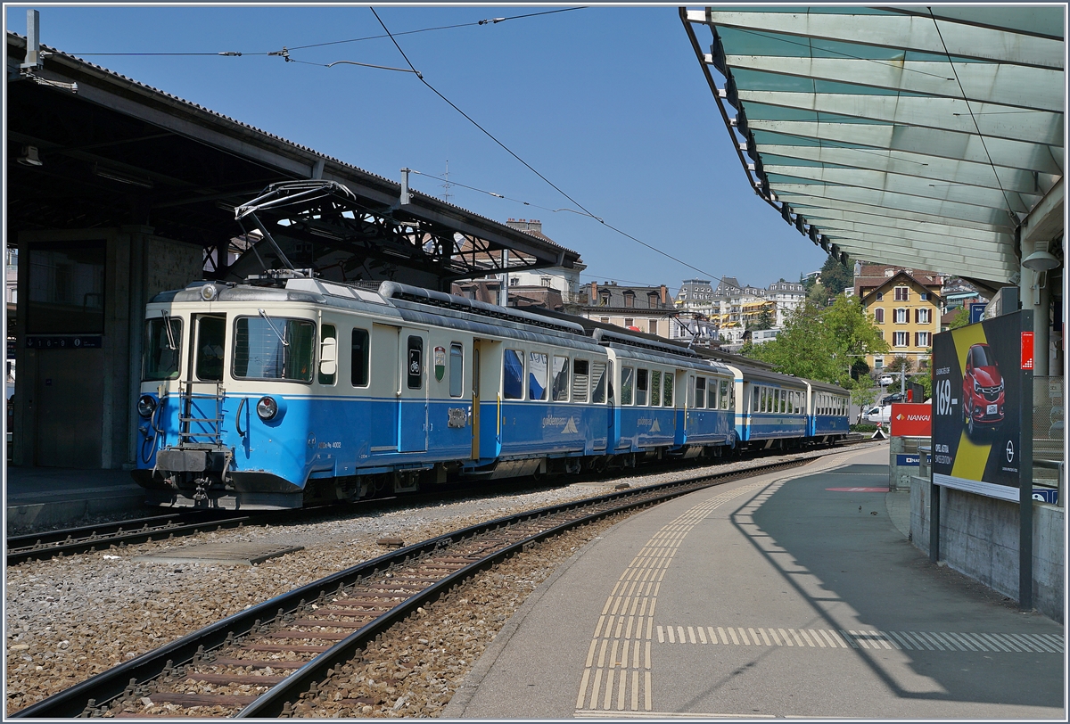 The MOB ABDe 8/8 4002 VAUD with a local train service to Zweisimmen in the Montreux station. 

21.08.2018