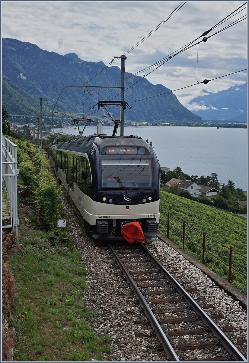 The MOB Alpina 9202 wiht his local Train tou Zweisimmen over Montreux near Châtelard VD.

12.08.2019