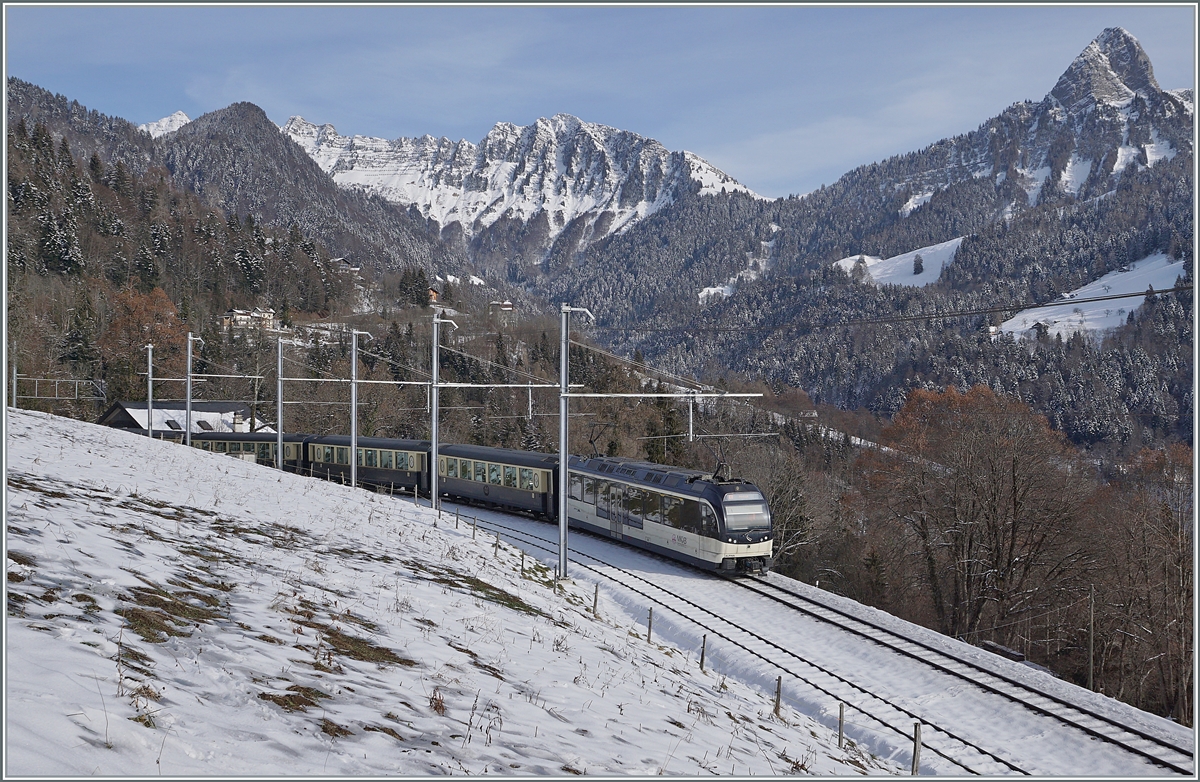 The MOB Alpina ABe 4/4 9302 with the GoldenPass Belle Epoque from Zweisimmen to Montreux in Sendy-Sollard.

09.01.2021