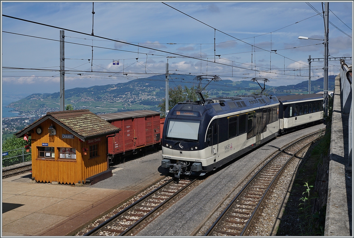 The MOB Alpina ABe 4/4 9302 with a Panoramic Express in Chamby on the way to Zweisimmen. 

26.06.2021