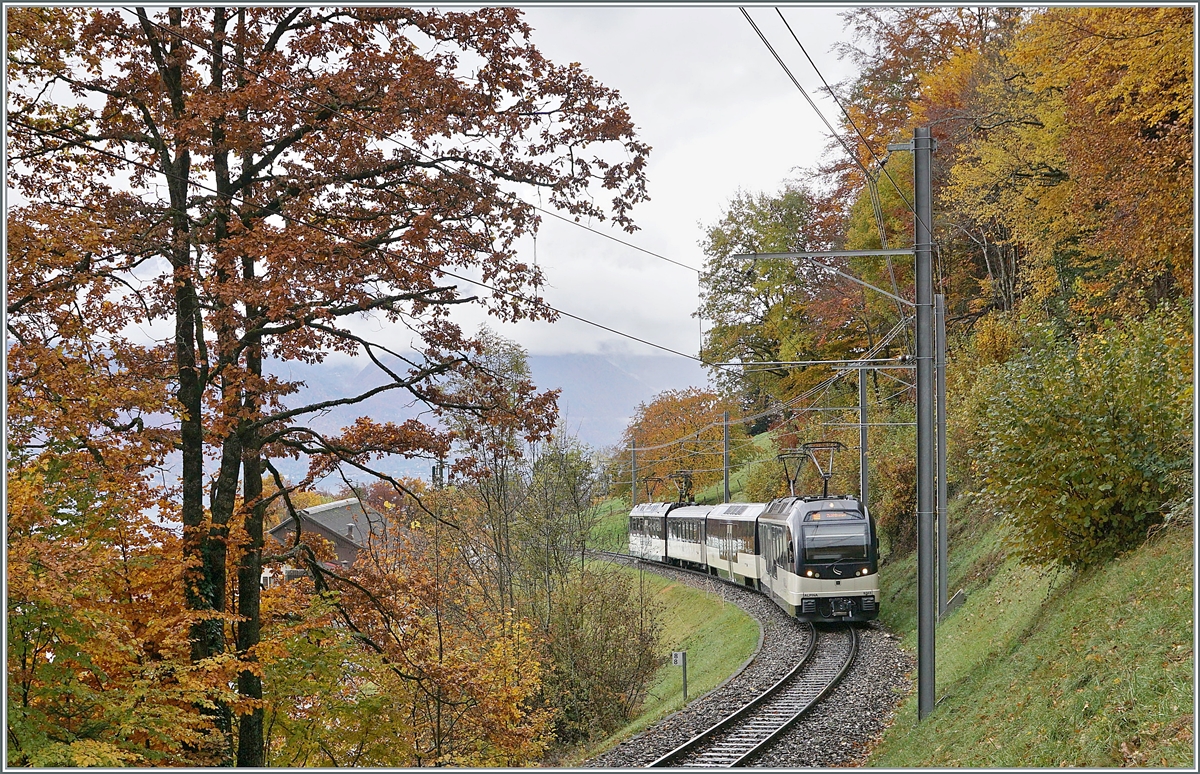 The MOB Alpina Be 4/4 9203 (and an other one on the end of the train) wiht a local train service from Montreux to Zweisimmen near Sendy-Sollard. 28.10.2020