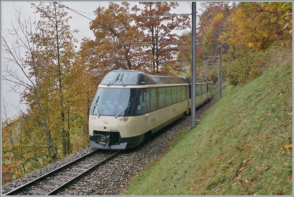 The MOB ASt 151 on the end of the train on the way to Montreux near Sendy-Sollard. 

28.10.2020