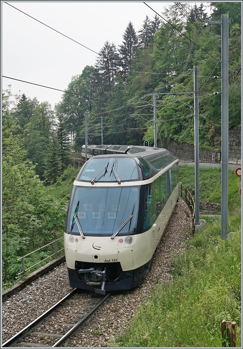 The MOB Ast 151 on the end of the MOB Panoramic Express on the way to Montreux by the Bois des Chenaux Bridge near Les Avants.

16.05.2020.