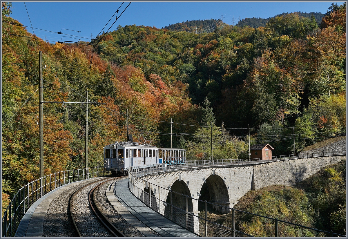 The MOB BCFe 4/4 N° 11 on the way to Blonay by the Baie de Clarens Viadukt. 

14.10.2018