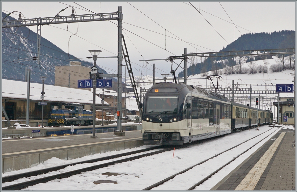 The MOB Be 4/4 9201 (and an other one) are arriving wiht his Belle Epoque Serice from Montreux in Zweisimmen. 

15.12.2022