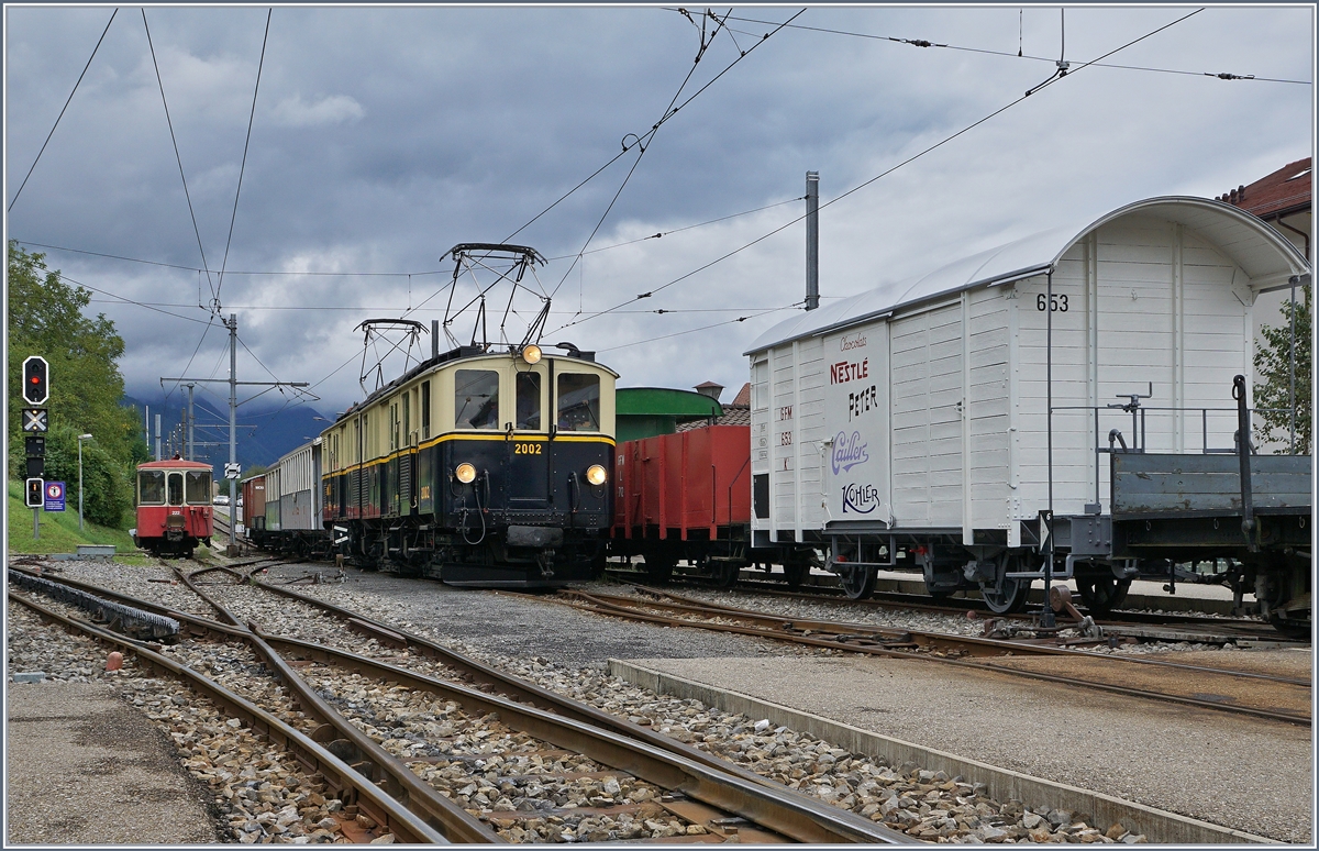 The MOB DZe 6/6 2002 of the Blonay Chamby Railway has arrived in Blonay with its mixed passenger and freight train. On the right side of the image, a historic GFM coach can be seen, which was exhibited for some time in Vevey and is now located in Broc.

September 17, 2016