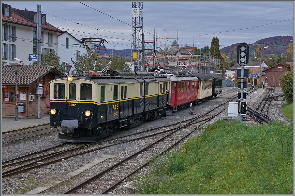 The MOB FZe 6/6 2002 by the Blonay-Chamby Railway and the RhB ABe 4/4 I by the Blonay-Chamby Railway in Blonay. 

25.10.2020