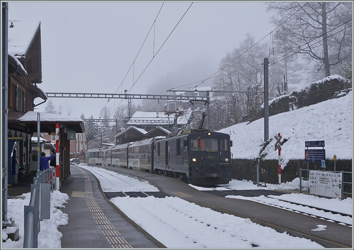 The MOB GDe 4/4 6002 with a MOB Panoramic on the way from Montreux to Zweisimmen in Les Avants.

05.12.2020