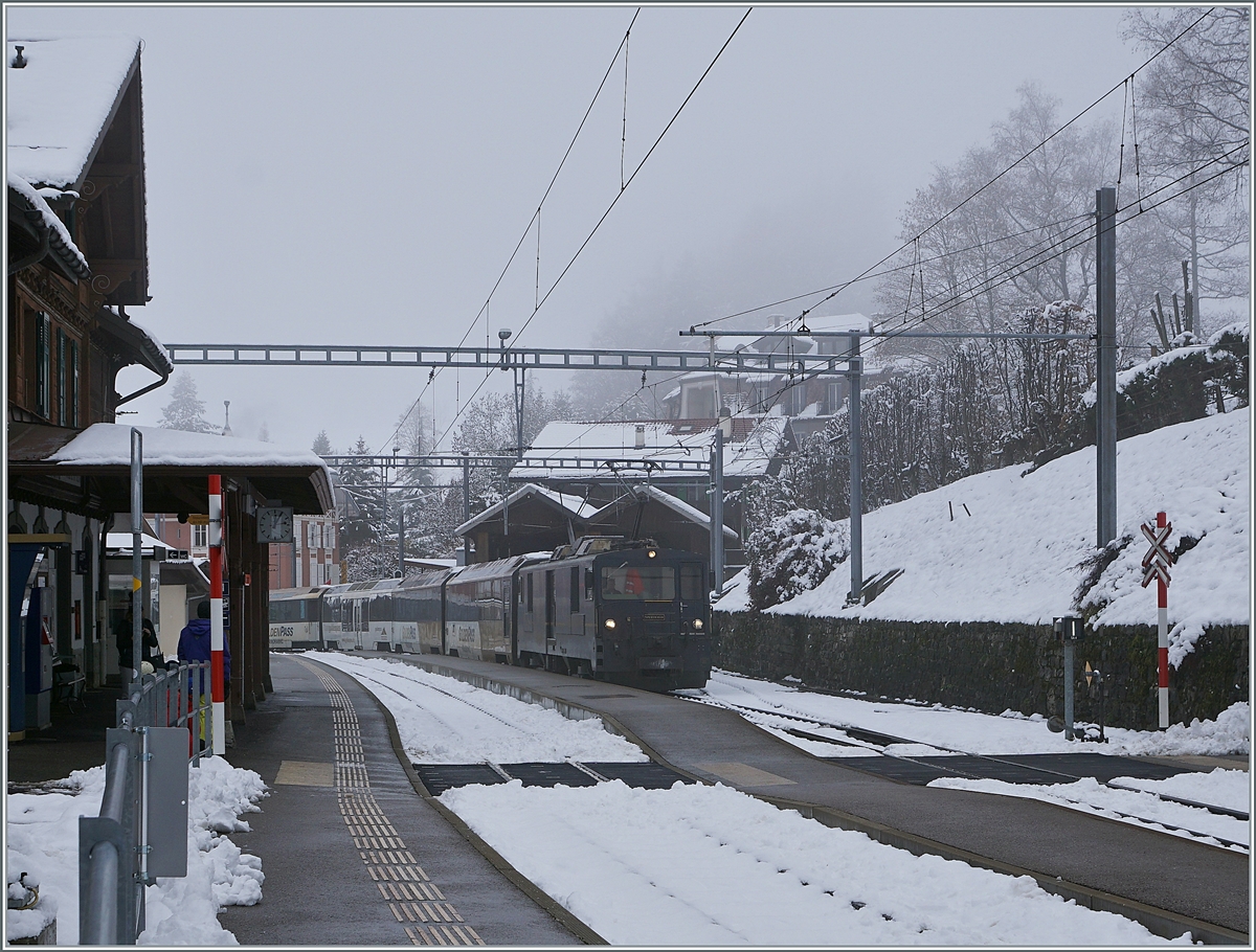 The MOB GDe 4/4 6002 is arriving with his MOB Panoramic Express from Montreux to Zweisimmen  at the Les Avants Station. 

06.12.2020