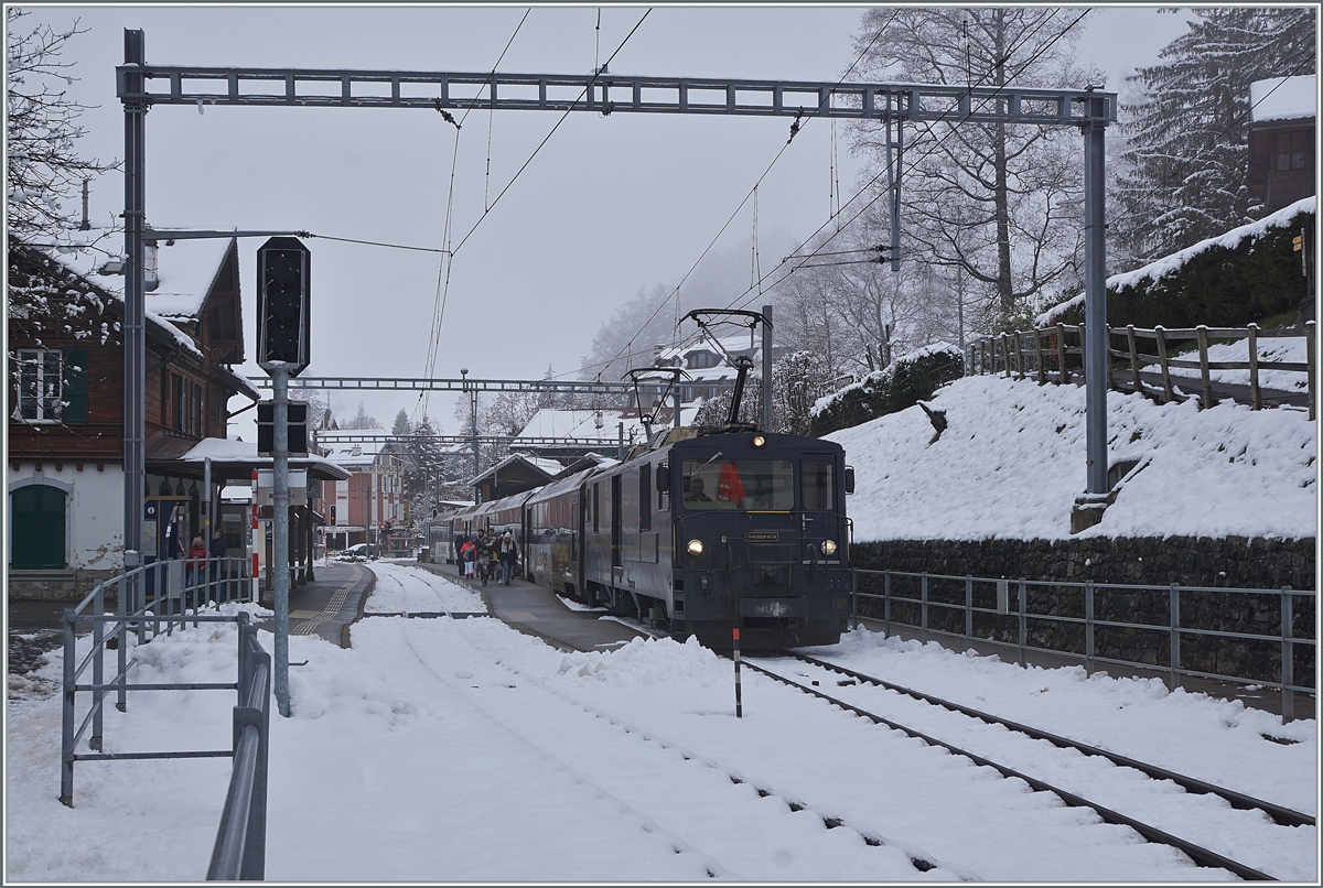 The MOB GDe 4/4 6002 with a Service from Montreux to Zweisimmen by his stop in Les Avants. 

06.12.2020