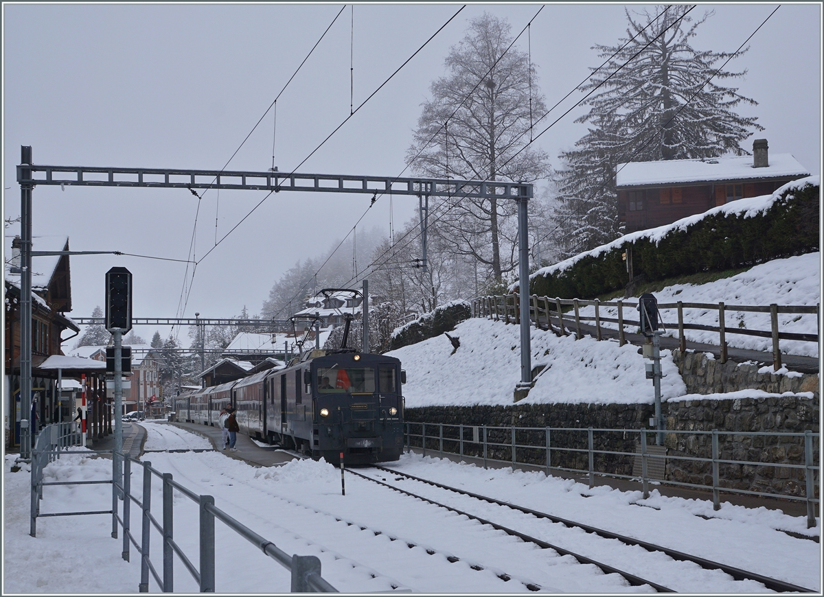 The MOB GDe 4/4 6002 with his GoldenPass Panoramic is arriving at Les Avants. 

06.12.2020