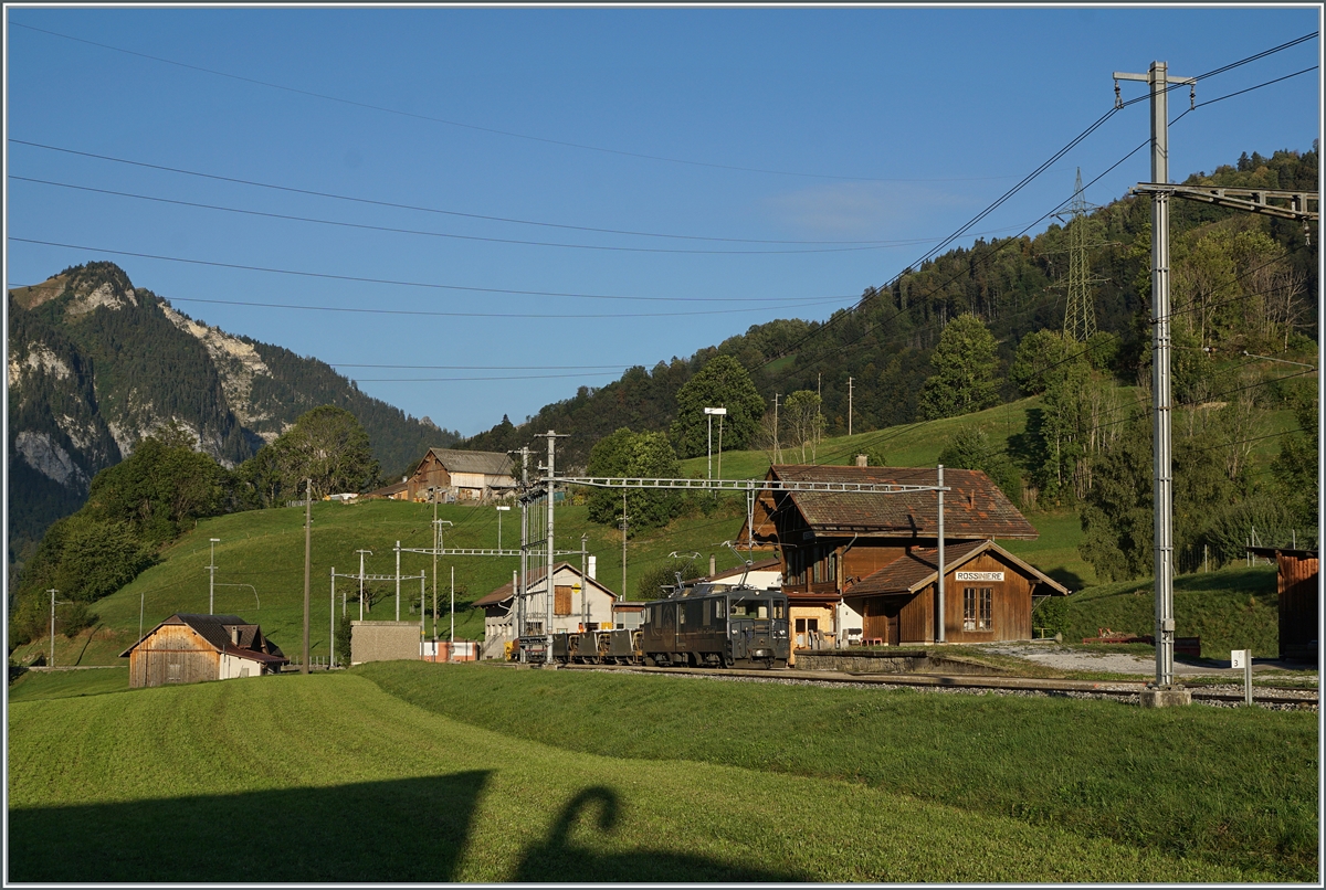 The MOB GDe 4/4 6002 is parked in Rossinières with a few gravel wagons and is waiting to be overhauled by the GPX from Montreux to Interlaken.

Sept. 29, 2023
