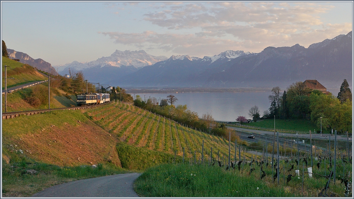 Le MOB GDe 4/4 6004  Interlaken  circule avec son Golden Pass Panoramic au-dessus de Montreux, et la photo montre, en plus du train — qui ici devient plutôt secondaire — le magnifique paysage de cette région.

11 avril 2020