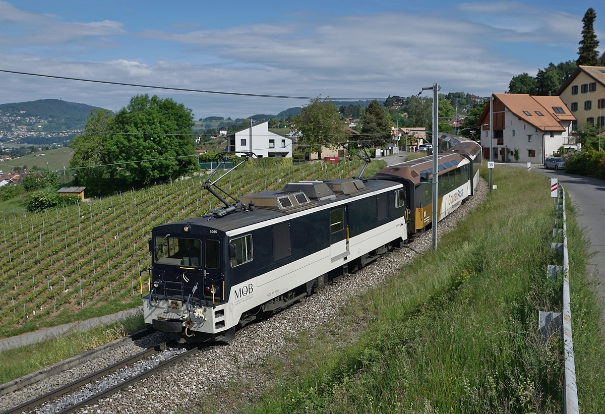 The MOB GDe 4/4 6005 with a PE 2111 from Zweisimmen to Montreux by Planchamp. 

10.05.2020